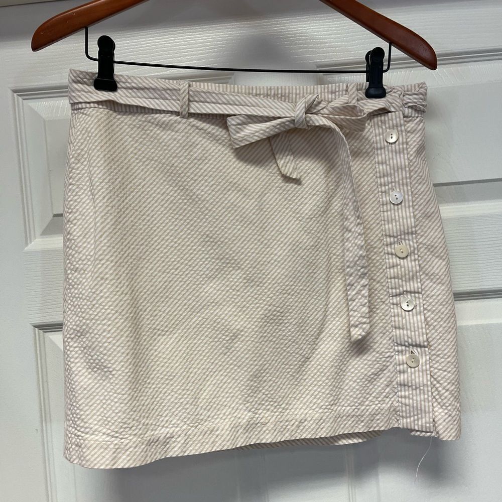 Vineyard Vines Tan & White Seersucker Side Button Mini Skirt sz 6 EUC